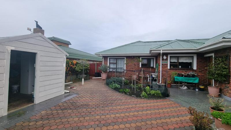 3 Bedroom Property for Sale in Outeniqua Strand Western Cape